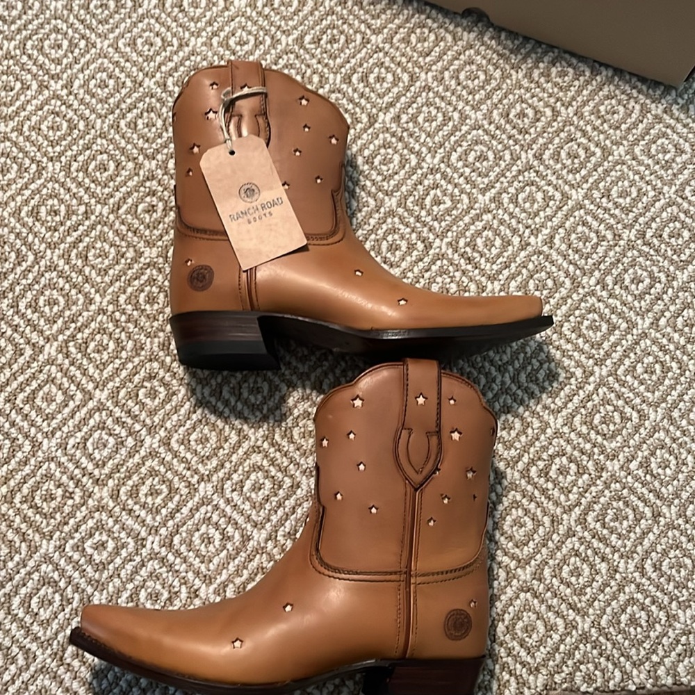 Ranch road women’s cowboy boots short cognac size 8. NWT. Presidio cognac